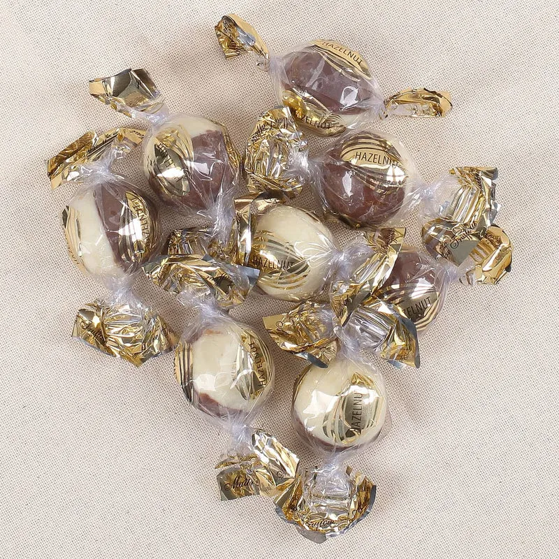 Geschenksäckchen zu Weihnachten gefüllt mit Pralinen