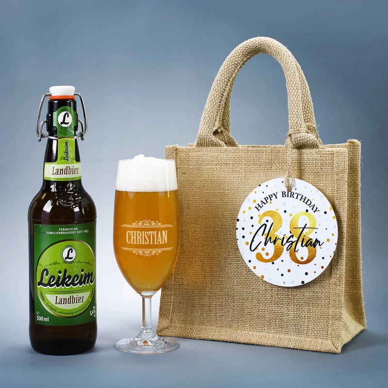 Männergeschenk zum Geburtstag - Bierglas mit Flaschenbier in Jutetüte mit Anhänger