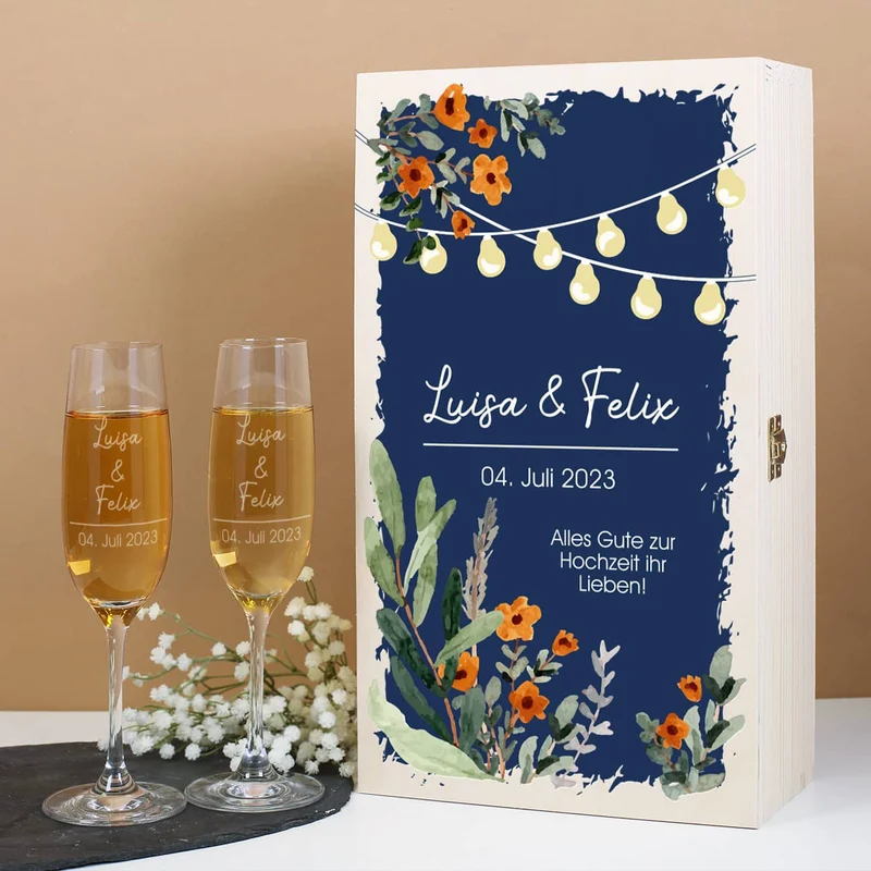 Geschenkset zur Hochzeit mit zwei gravierten Sektgläsern und Geschenkbox mit Wildblumen und Laternen