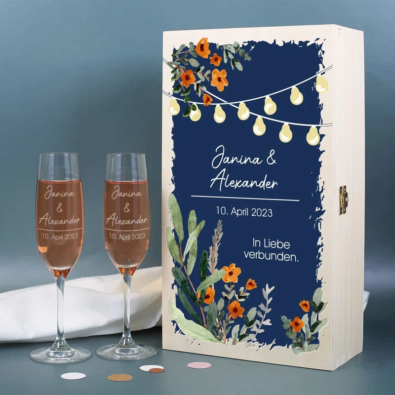 Geschenkset zur Hochzeit mit zwei gravierten Sektgläsern und Geschenkbox mit Wildblumen und Laternen