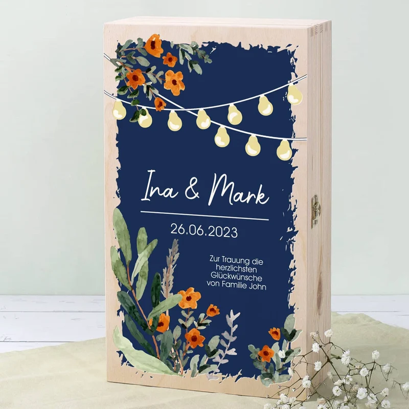 Geschenkset zur Hochzeit mit zwei gravierten Sektgläsern und Geschenkbox mit Wildblumen und Laternen