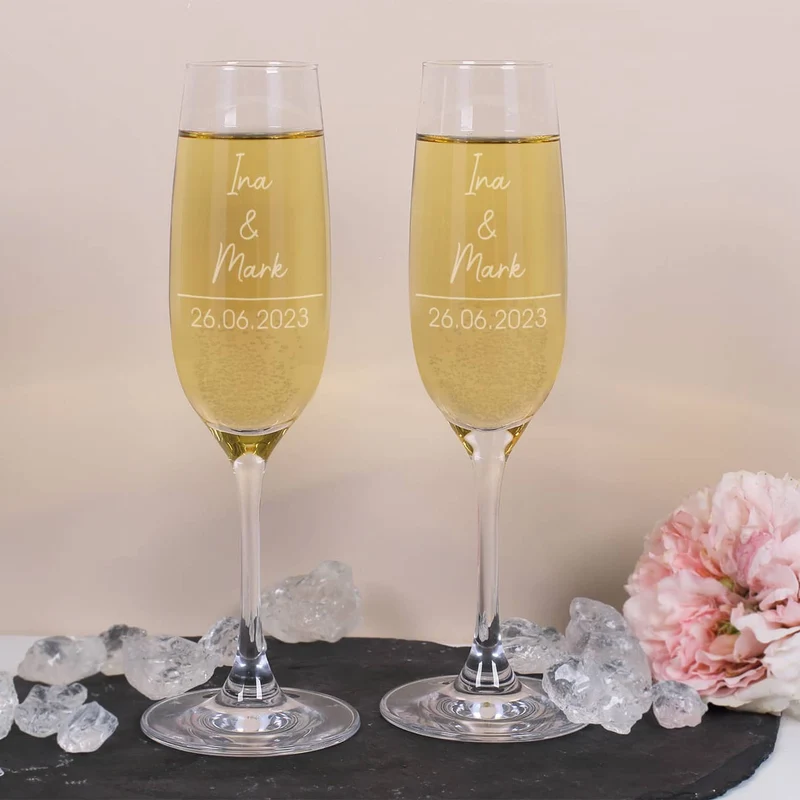 Geschenkset zur Hochzeit mit zwei gravierten Sektgläsern und Geschenkbox mit Wildblumen und Laternen