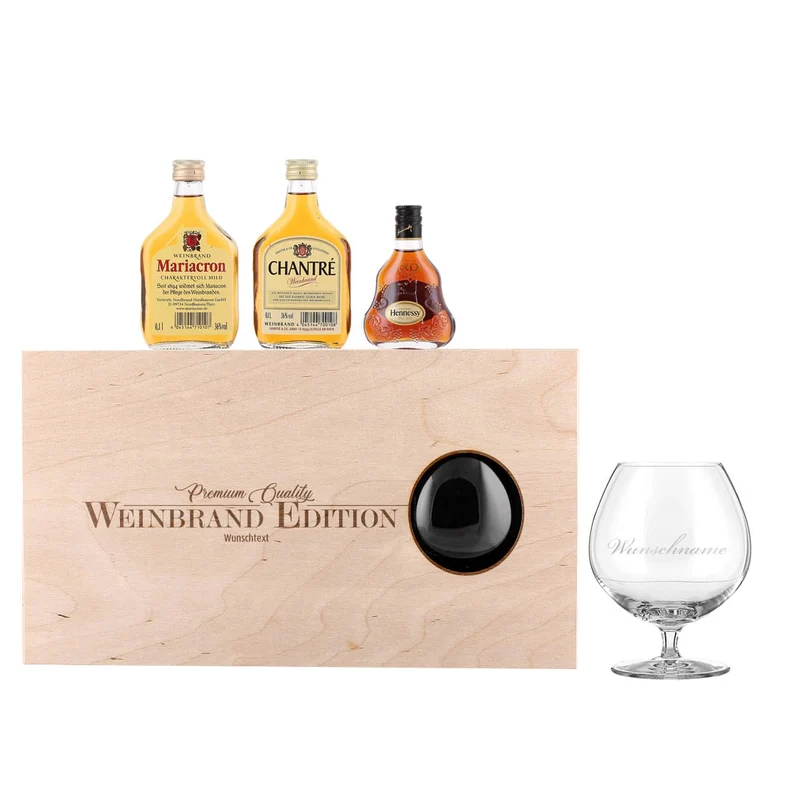 Cognac-Kollektion aus verschiedenen Weinbränden mit Weinbrandglas in gravierter Holzkiste