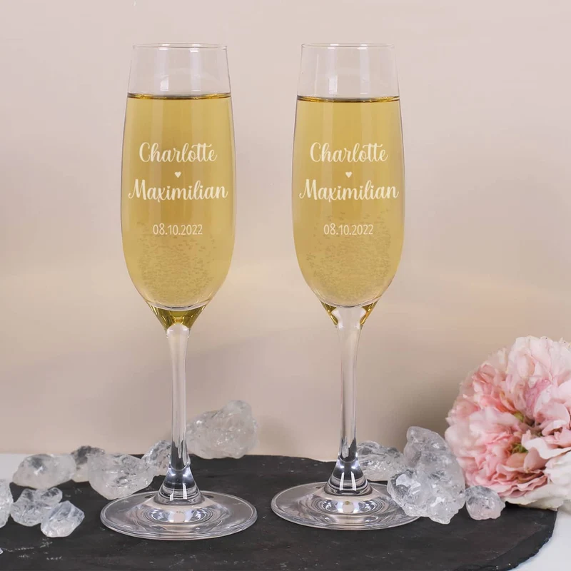 Zwei Herzen, ein Versprechen. - Geschenkset zur Hochzeit mit gravierten Sektgläsern und Holzbox