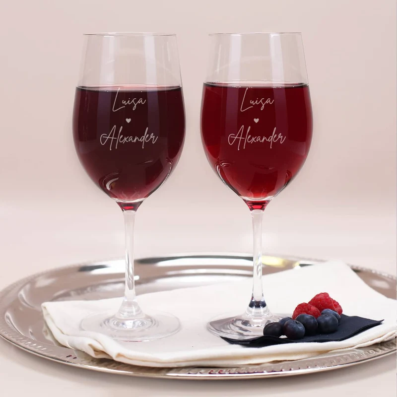 Romantisches Geschenkset zur Hochzeit mit Weingläsern und Holzbox