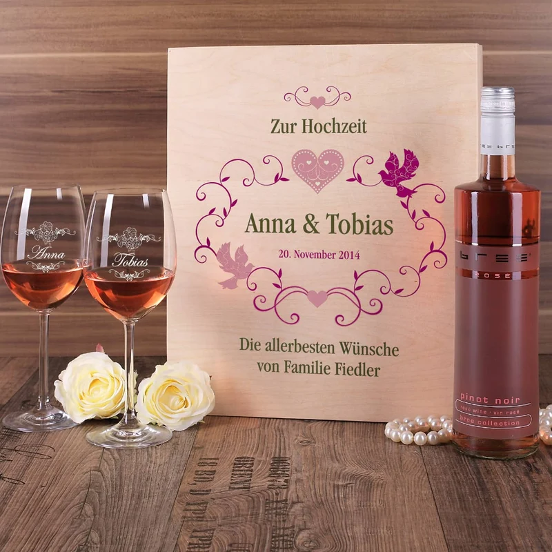 Geschenkset zur Hochzeit - Weingläsern und Flasche in persönlicher Holzbox