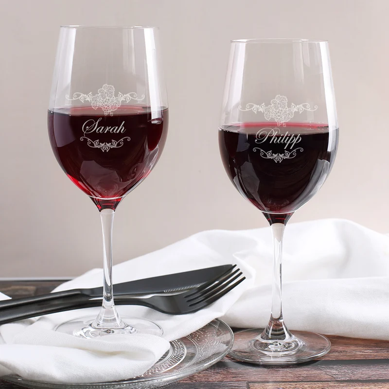 Geschenk Set zur Hochzeit - Weingläser und Biorebe Wein Flasche in persönlichem Geschenkkarton