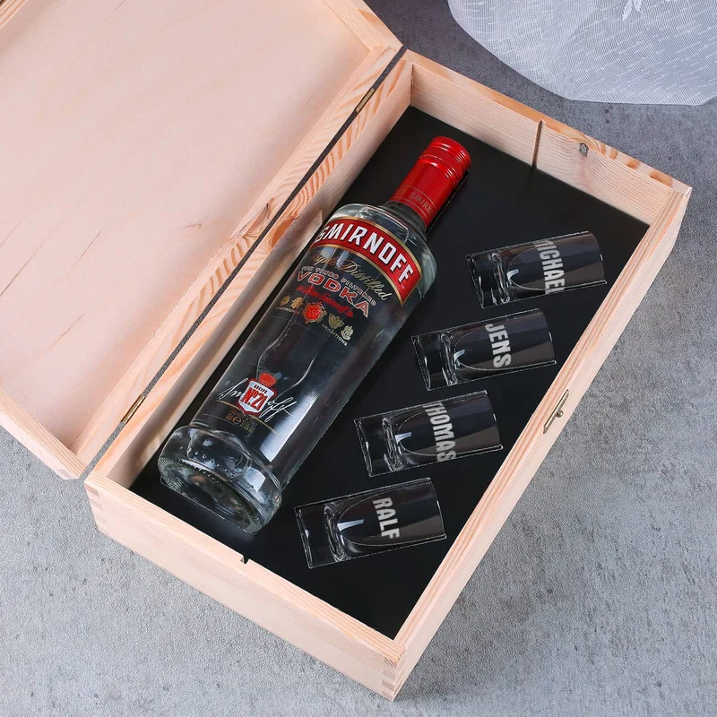 Vodka Smirnoff mit 4 gravierten Gläsern in bedruckter Holzkiste