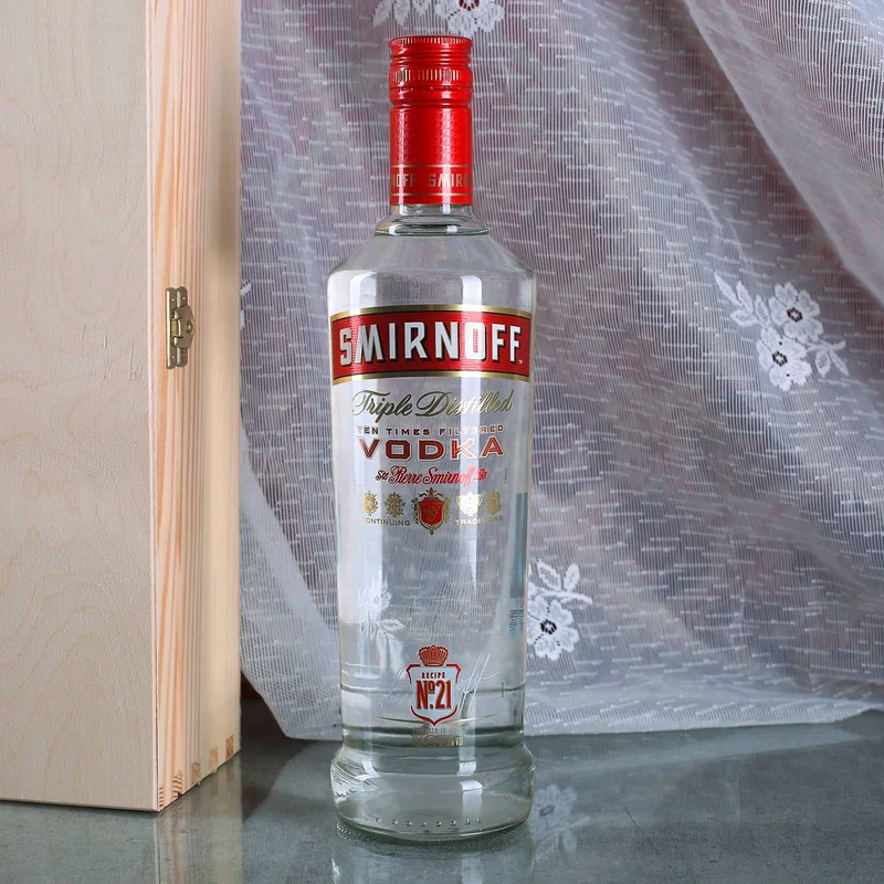 Vodka Smirnoff mit 4 gravierten Gläsern in bedruckter Holzkiste