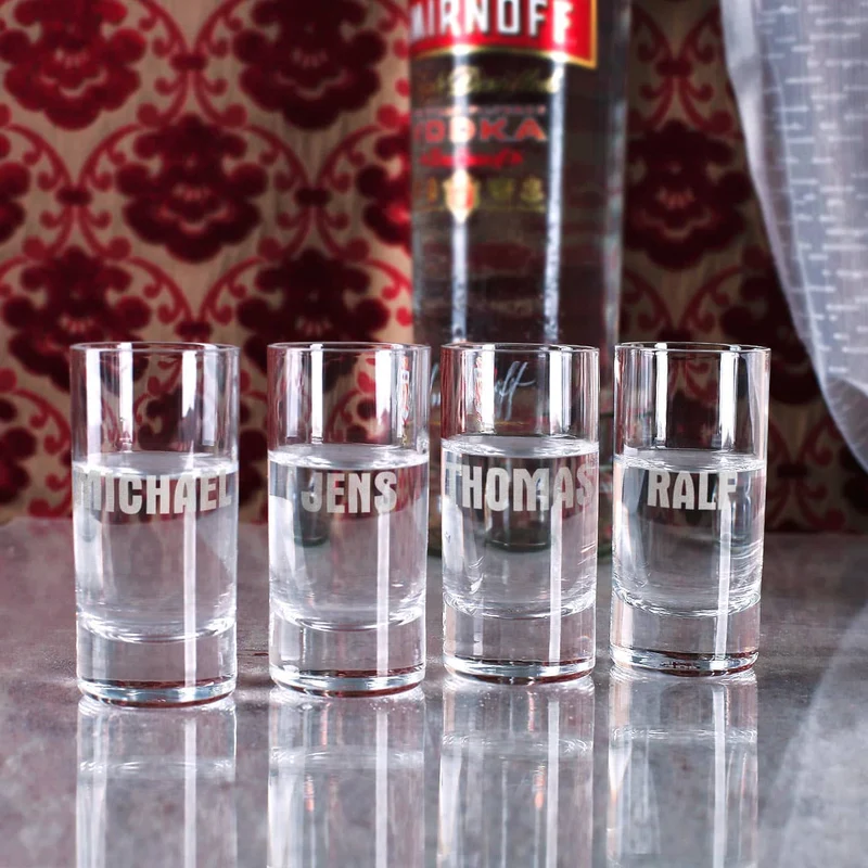Vodka Smirnoff mit 4 gravierten Gläsern in bedruckter Holzkiste