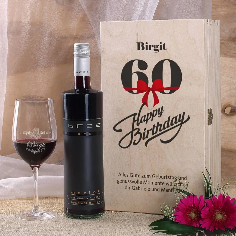 Geschenkset zum 60. Geburtstag mit graviertem Weinglas und Flasche in bedruckter Holzbox