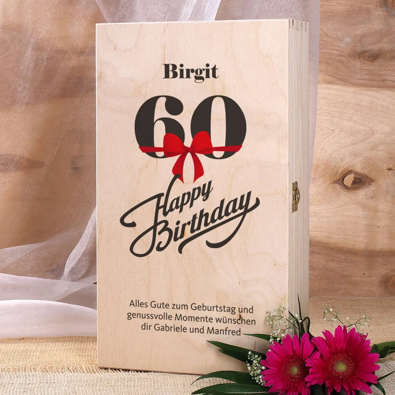 Geschenkset zum 60. Geburtstag mit graviertem Weinglas und Flasche in bedruckter Holzbox