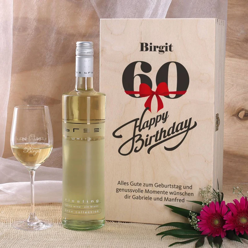 Geschenkset zum 60. Geburtstag mit graviertem Weinglas und Flasche in bedruckter Holzbox