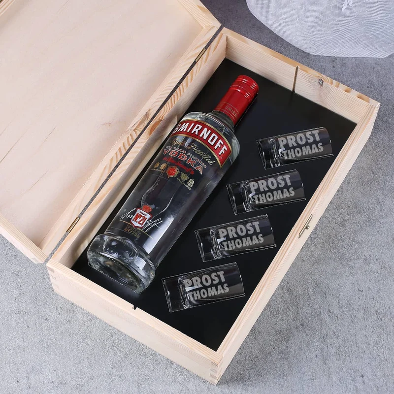 Geschenk-Set mit Smirnoff Vodka und 4 Vodkagläser in bedruckter Holzkiste