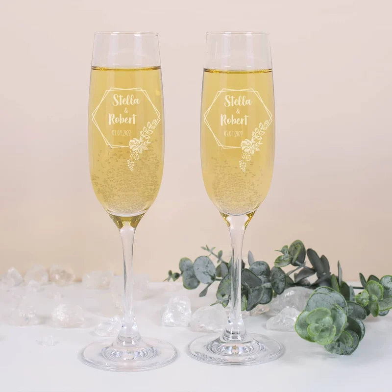 Gravierte Sektgläser in romantischer Holzverpackung zur Hochzeit
