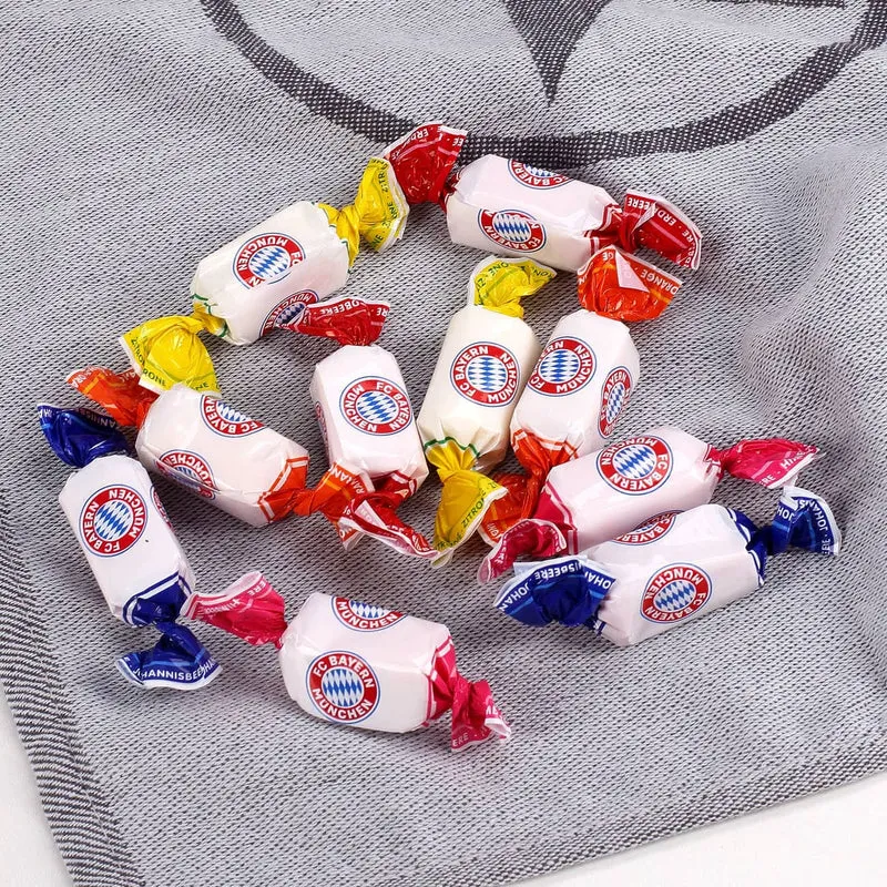 Fußballtasse für Bayern Fans mit Süßigkeiten gefüllt