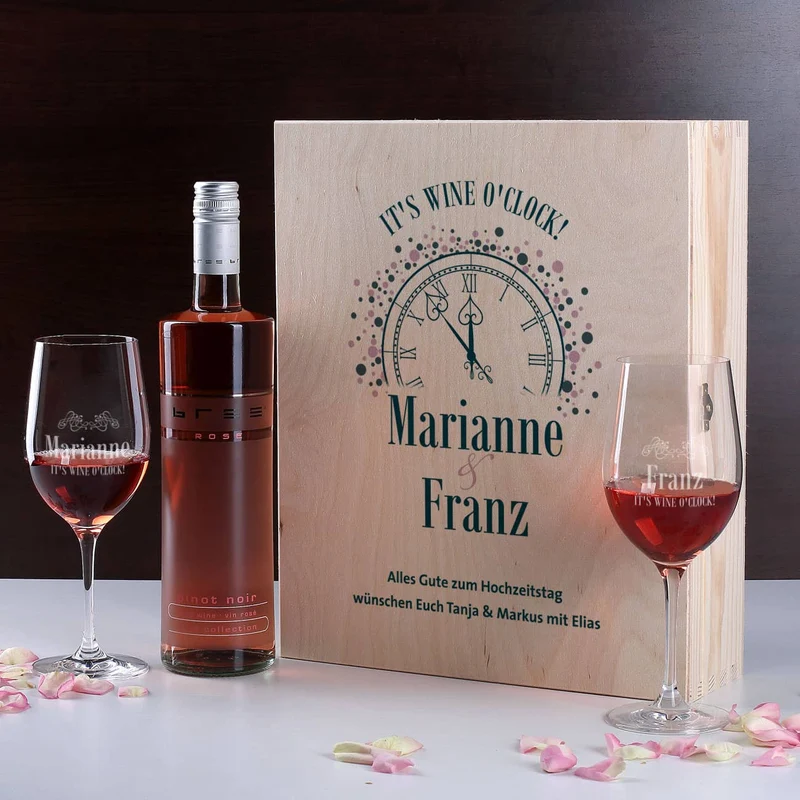 IT'S WINE O'CLOCK! Geschenkset - Weingläser und Flasche in persönlicher Holzbox