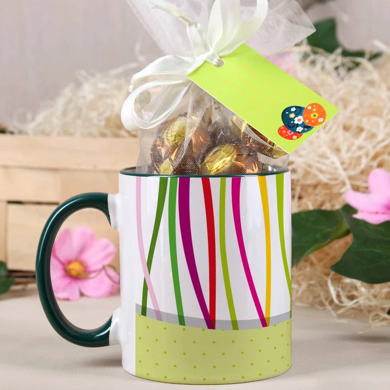 Tasse mit Schmetterlingsmotiv und Schokoladenkugel-Füllung