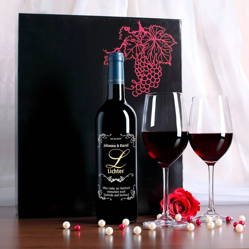 Weinglas-Set mit gravierter Rotweinflasche zur Hochzeit in edler Geschenkbox