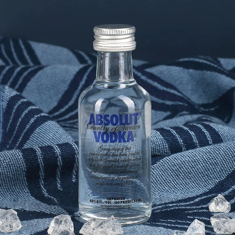 Vodka-Geschenkset mit Trinkglas und Absolut Vodka in Geschenkverpackung