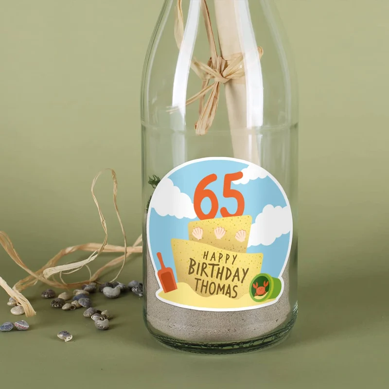 Gefüllte Flaschenpost zum Geburtstag mit lustigem Sandkuchen-Aufkleber samt Name und Alter