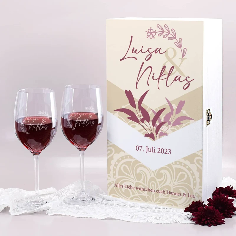 Boho-Vintage Geschenkset zur Hochzeit mit zwei gravierten Weingläsern und Präsentbox