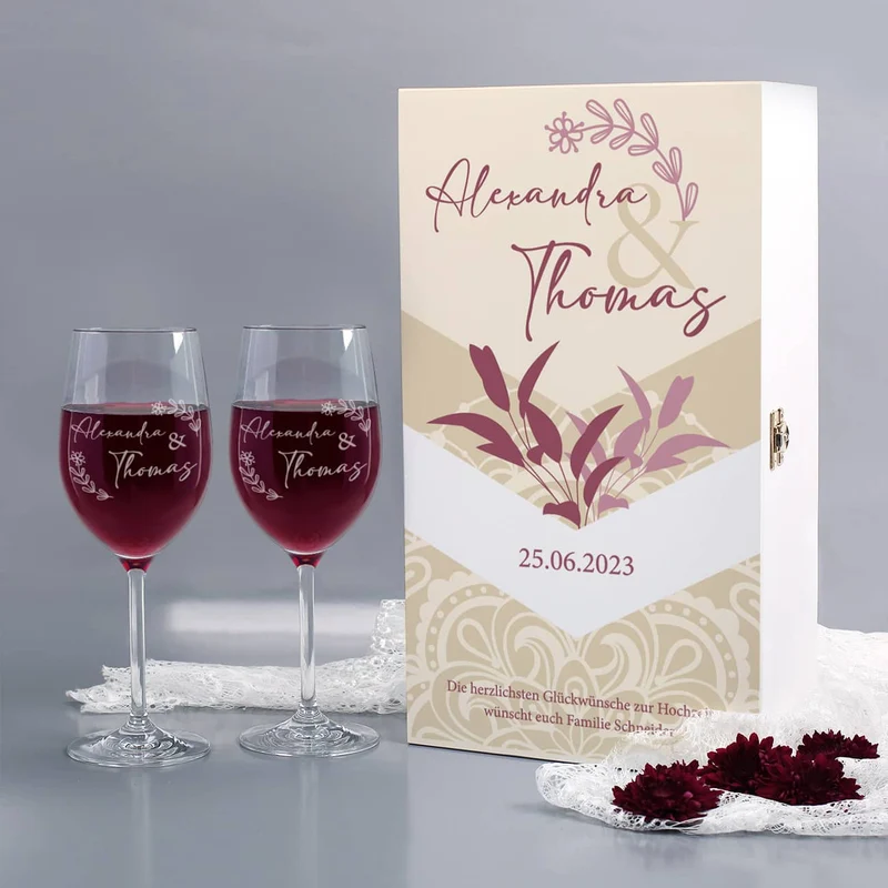 Boho-Vintage Geschenkset zur Hochzeit mit zwei gravierten Weingläsern und Präsentbox