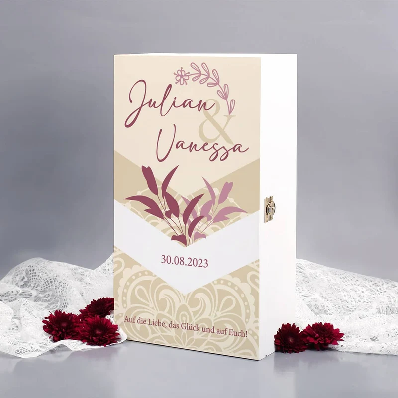 Boho-Vintage Geschenkset zur Hochzeit mit zwei gravierten Weingläsern und Präsentbox