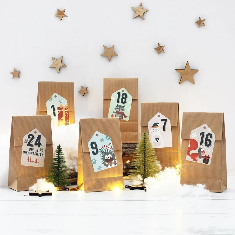 Adventskalender aus 24 Papiertüten und 24 Aufklebern mit Weihnachtsmotiven und Ihrem Wunschnamen
