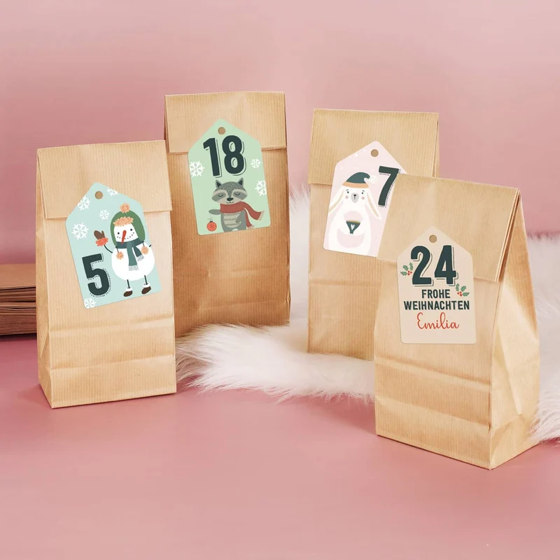 Adventskalender aus 24 Papiertüten und 24 Aufklebern mit Weihnachtsmotiven und Ihrem Wunschnamen