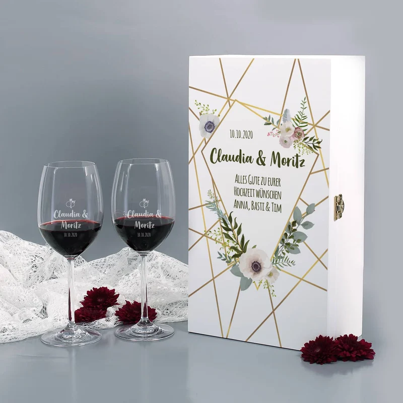 Gravierte Weingläser in Holzverpackung mit Blüten, Namen & Datum zur Hochzeit