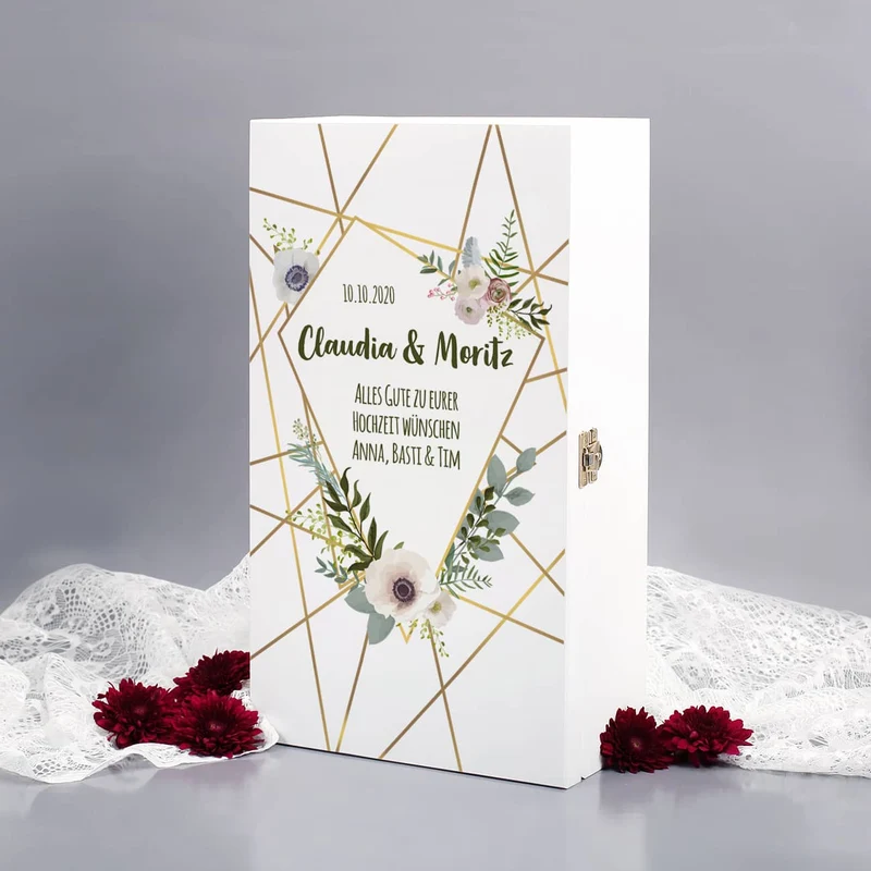 Gravierte Weingläser in Holzverpackung mit Blüten, Namen & Datum zur Hochzeit