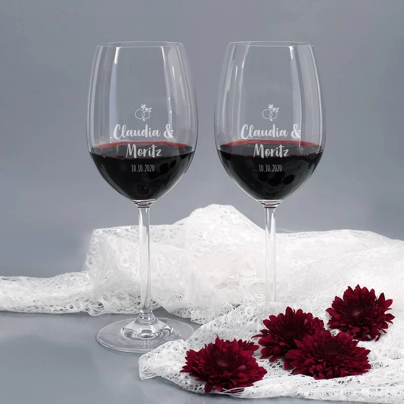 Gravierte Weingläser in Holzverpackung mit Blüten, Namen & Datum zur Hochzeit