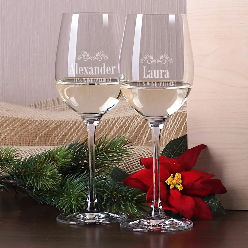 Weihnachtliches Weinset aus 2 gravierten Gläsern und Wein in Holzbox