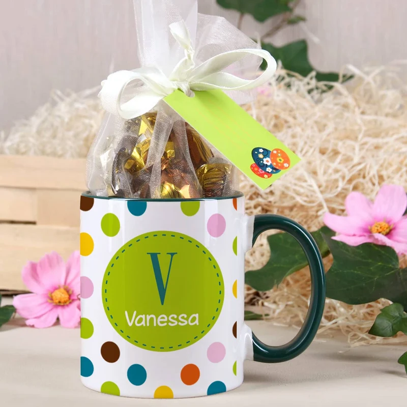 Tasse mit bunten Punkten und Schokoladenkugeln