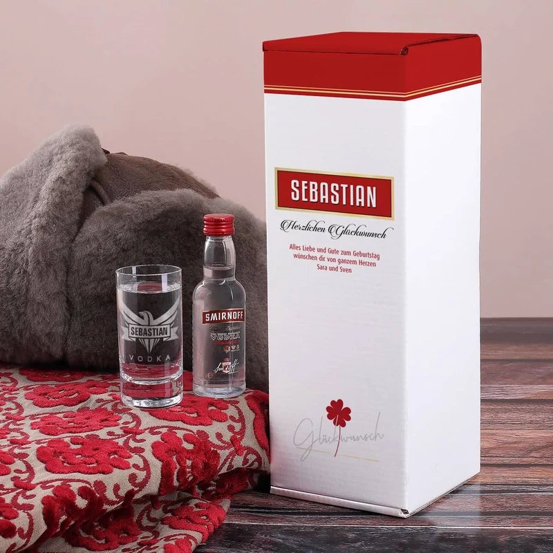 Vodka Smirnoff mit graviertem Vodkaglas in bedruckter Geschenkbox mit Glückwunschtext