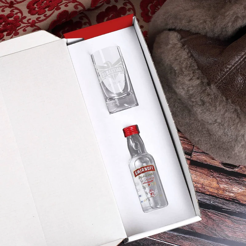 Vodka Smirnoff mit graviertem Vodkaglas in bedruckter Geschenkbox mit Glückwunschtext