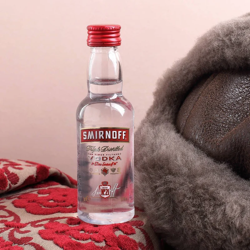 Vodka Smirnoff mit graviertem Vodkaglas in bedruckter Geschenkverpackung