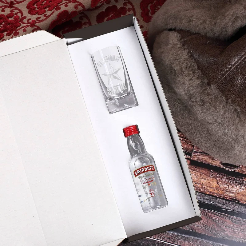 Vodka Smirnoff mit graviertem Vodkaglas in bedruckter Geschenkverpackung