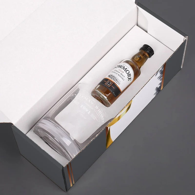 Bowmore Mini Flasche mit graviertem Whiskyglas im Inlay mit bedruckter Pappbox als Weihnachtsidee