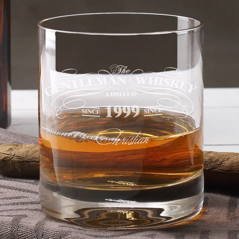 weihnachtliche Pappbox mit Ardbeg Mini Flasche und graviertem Whiskyglas