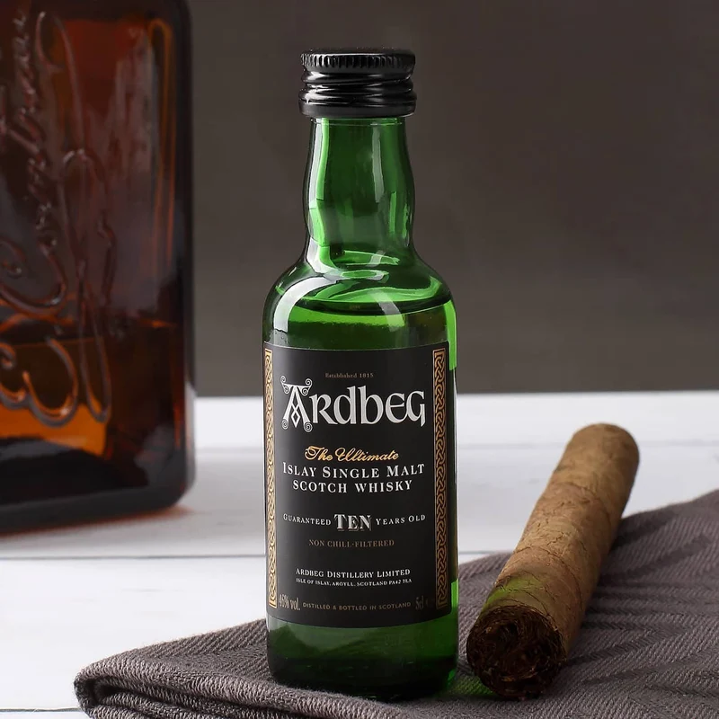 weihnachtliche Pappbox mit Ardbeg Mini Flasche und graviertem Whiskyglas