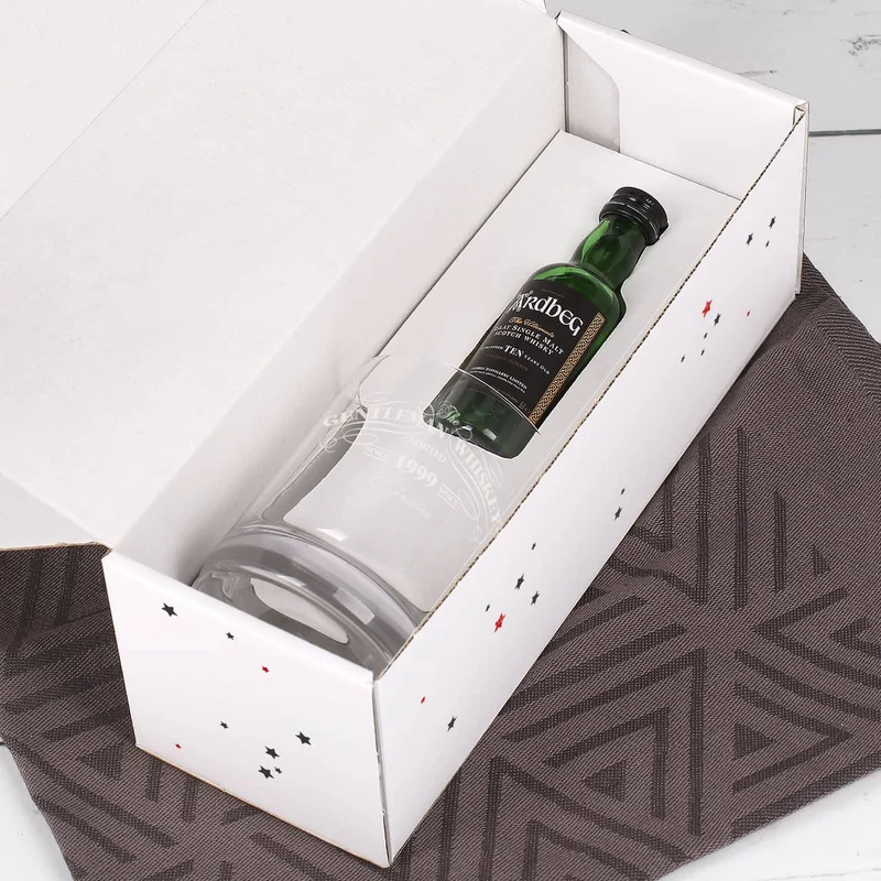 weihnachtliche Pappbox mit Ardbeg Mini Flasche und graviertem Whiskyglas
