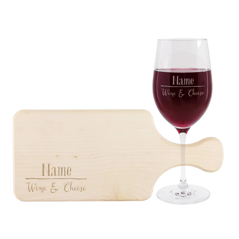 Weinglas und Holzbrett graviert mit Wine & Cheese und Name