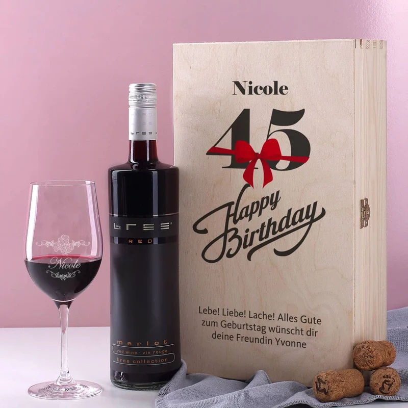 Geschenkset zum 45. Geburtstag mit graviertem Weinglas und Flasche in Holzbox