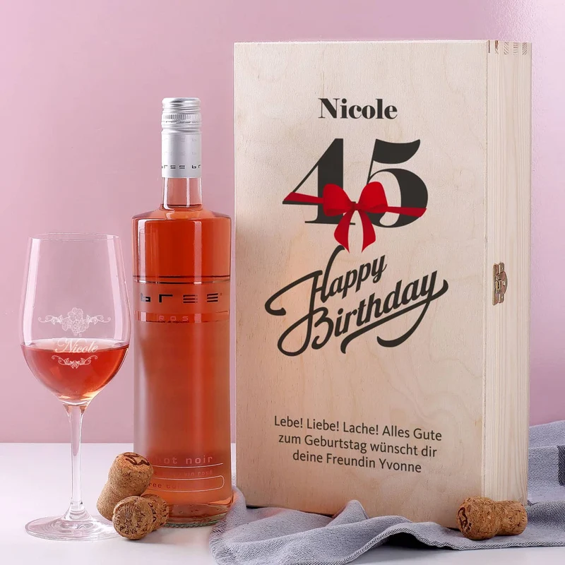 Geschenkset zum 45. Geburtstag mit graviertem Weinglas und Flasche in Holzbox