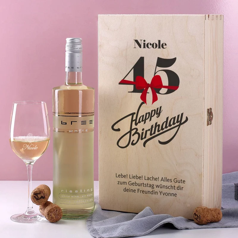 Geschenkset zum 45. Geburtstag mit graviertem Weinglas und Flasche in Holzbox