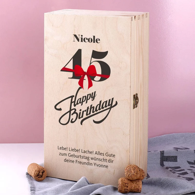 Geschenkset zum 45. Geburtstag mit graviertem Weinglas und Flasche in Holzbox
