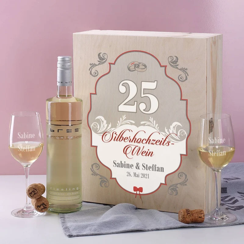Silberhochzeitswein mit zwei gravierten Gläsern in bedruckter Holzbox
