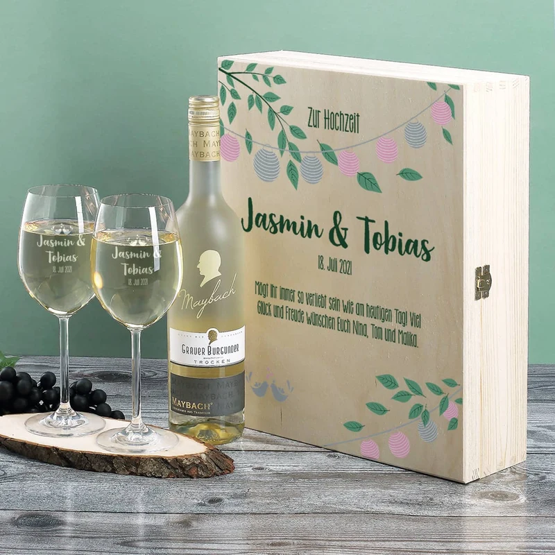 Gravierte Weingläser mit Weißwein in festlicher Holzverpackung zur Hochzeit